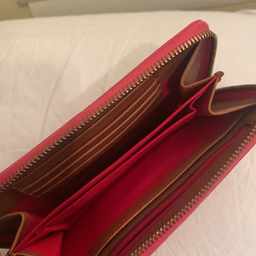 🎉FLASH🎉Today Only - Like New Dooney and Bourke Strawberry Wallet (#13) - Picture 6 of 8